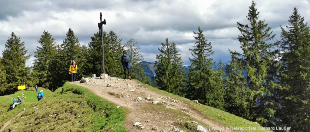 Gipfelkreuz am Baumgartenschneid Berg Gipfel am Tegernsee in Bayern