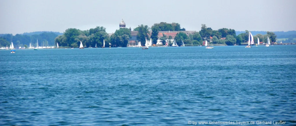 Chiemsee in Oberbayern Ausflug Freizeit Insel und Segelboote