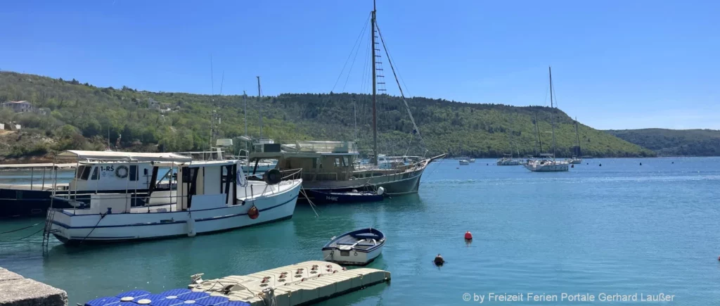 Segel Boot fahren im Meer vor Dalmatien / Kroatien