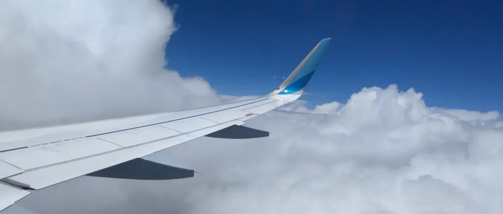 Flugzeug über den Wolken - Dauer E-Visa Kenia online beantragen